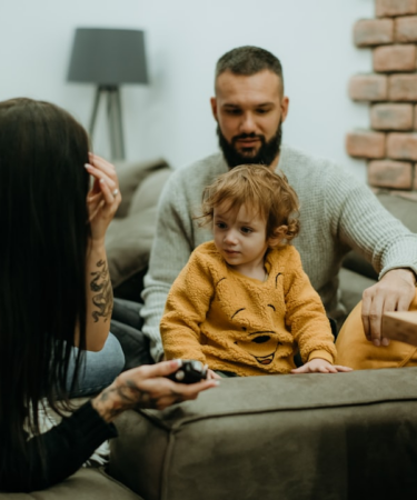 a man sitting on a couch next to a little girl — Foto por Tamara Govedarovic na Unsplash