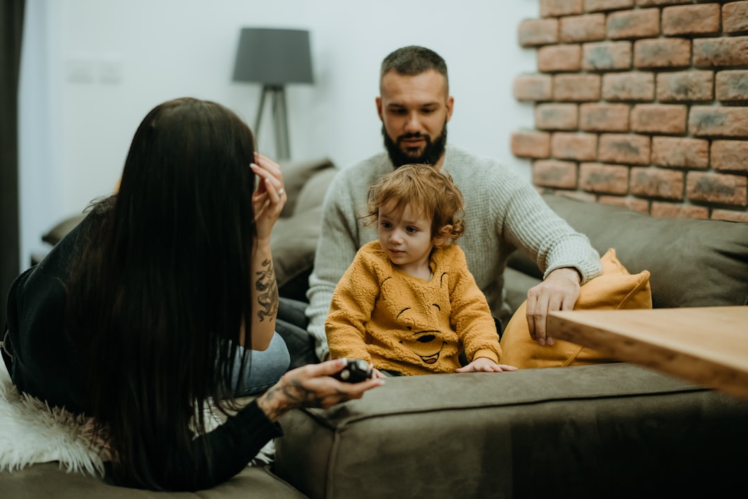 a man sitting on a couch next to a little girl — Foto por Tamara Govedarovic na Unsplash