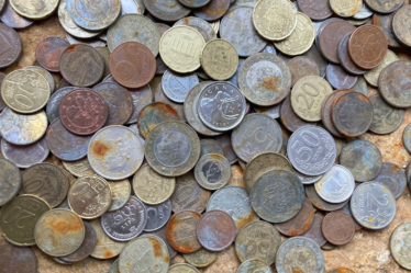 a pile of different types of coins — Foto por Elena Mozhvilo na Unsplash