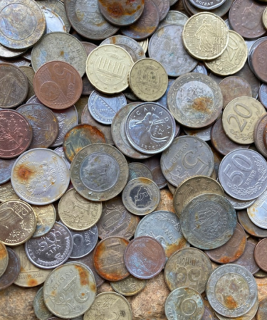 a pile of different types of coins — Foto por Elena Mozhvilo na Unsplash