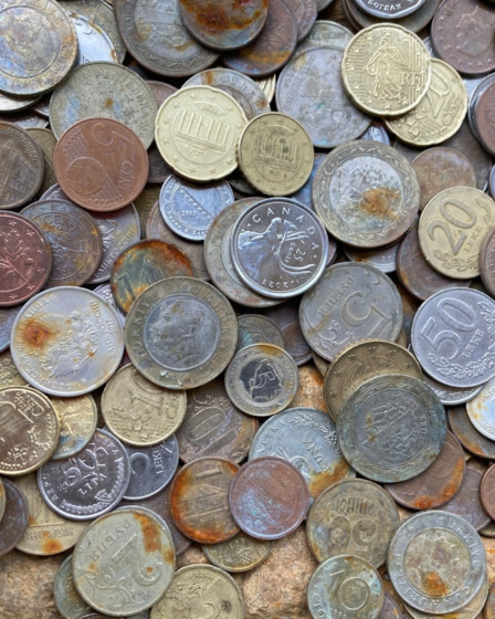 a pile of different types of coins — Foto por Elena Mozhvilo na Unsplash