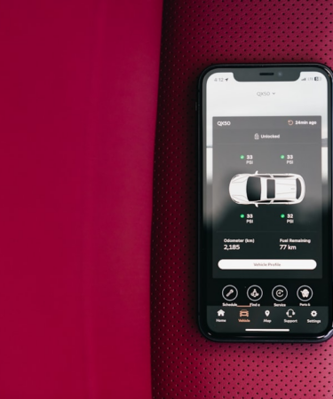 Smartphone displaying car control app on red seat — Foto por Erik Mclean na Unsplash