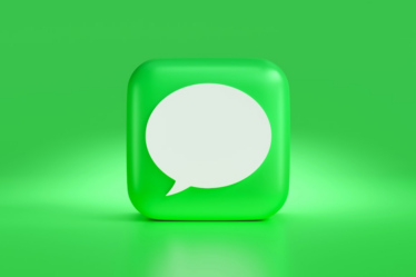 a green square with a white speech bubble — Foto por Mariia Shalabaieva na Unsplash