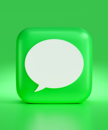 a green square with a white speech bubble — Foto por Mariia Shalabaieva na Unsplash