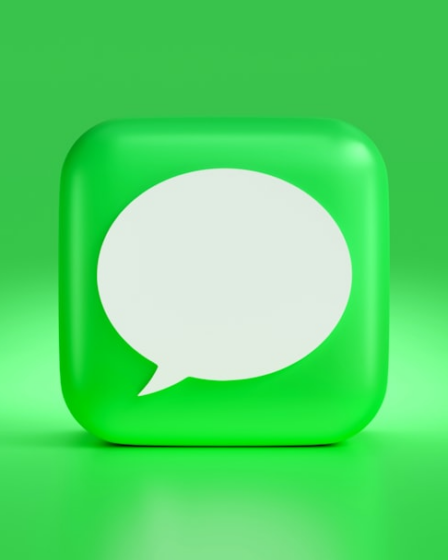 a green square with a white speech bubble — Foto por Mariia Shalabaieva na Unsplash