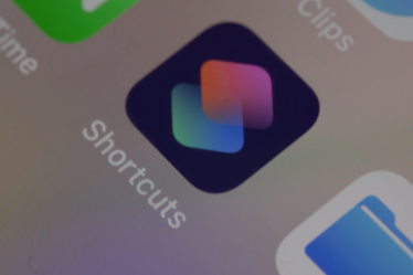 blue and green logo on computer screen — Foto por Dimitri Karastelev na Unsplash