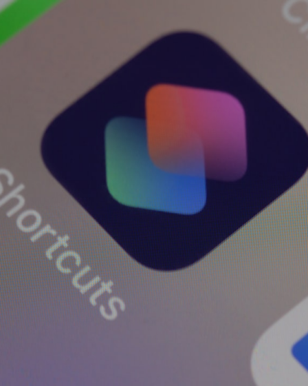 blue and green logo on computer screen — Foto por Dimitri Karastelev na Unsplash