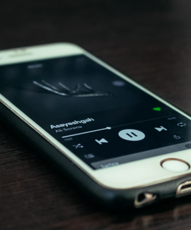 a close up of a cell phone on a table — Foto por Mohammad Ramezanalizadeh na Unsplash