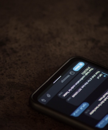 a close up of a cell phone on a table — Foto por Lana Codes na Unsplash