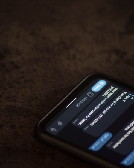 a close up of a cell phone on a table — Foto por Lana Codes na Unsplash