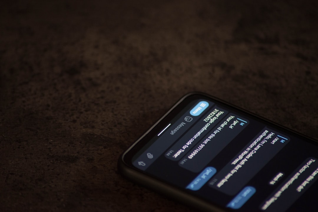 a close up of a cell phone on a table — Foto por Lana Codes na Unsplash
