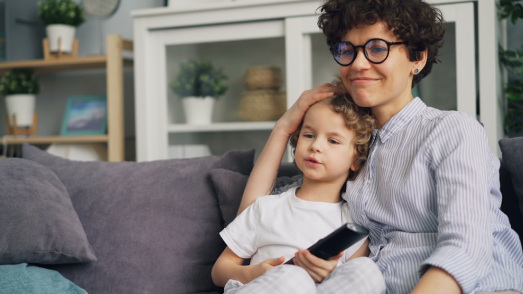 a woman sitting on a couch next to a little girl — Foto por Vitaly Gariev na Unsplash