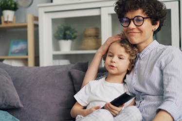 a woman sitting on a couch next to a little girl — Foto por Vitaly Gariev na Unsplash