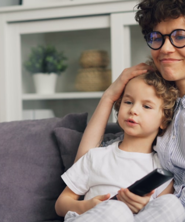 a woman sitting on a couch next to a little girl — Foto por Vitaly Gariev na Unsplash