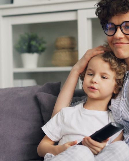 a woman sitting on a couch next to a little girl — Foto por Vitaly Gariev na Unsplash