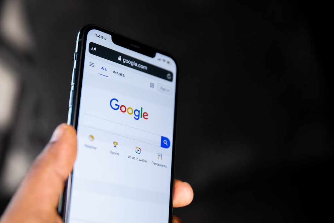 person holding black android smartphone — Foto por Solen Feyissa na Unsplash