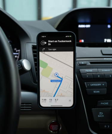 black android smartphone on car center console — Foto por Ravi Palwe na Unsplash