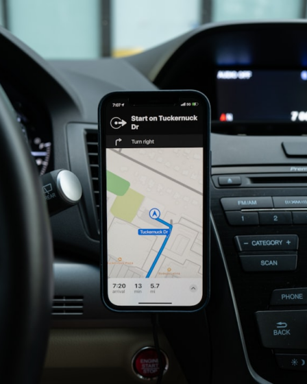 black android smartphone on car center console — Foto por Ravi Palwe na Unsplash