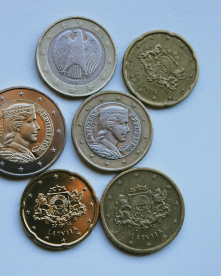 2 silver and gold coins — Foto por CARTIST na Unsplash