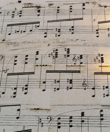 musical notes on white paper — Foto por weston m na Unsplash