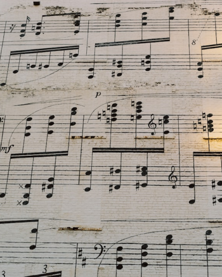 musical notes on white paper — Foto por weston m na Unsplash