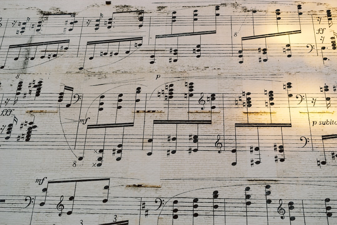 musical notes on white paper — Foto por weston m na Unsplash