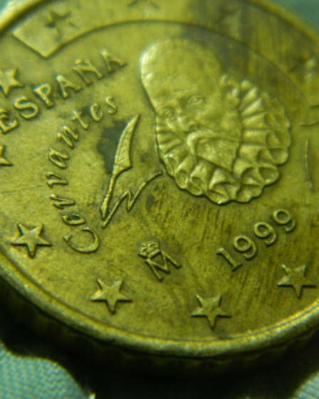 A close up of a gold coin with stars on it — Foto por ashinJPG na Unsplash