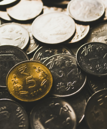 round silver-colored coin collection close-up photography — Foto por rupixen na Unsplash