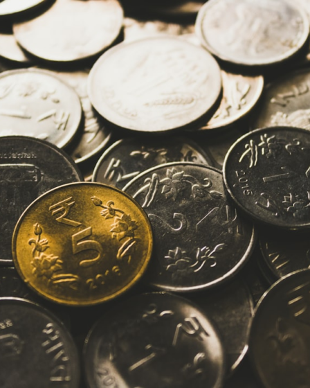 round silver-colored coin collection close-up photography — Foto por rupixen na Unsplash