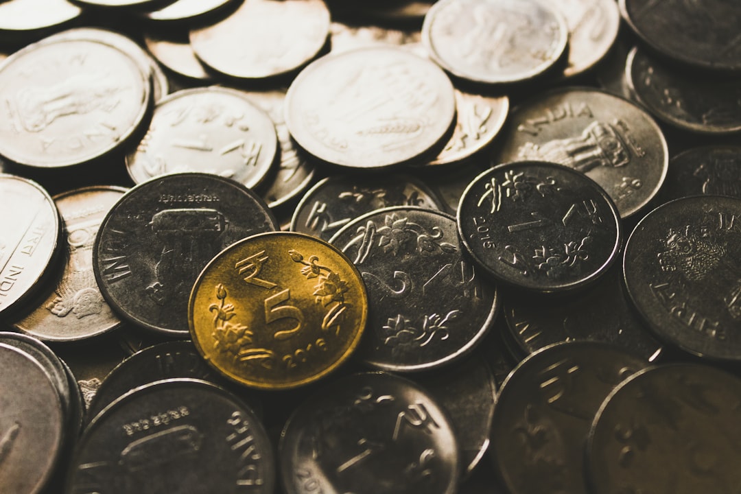 round silver-colored coin collection close-up photography — Foto por rupixen na Unsplash