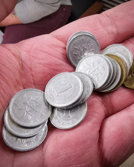 silver and gold round coins — Foto por Senad Palic na Unsplash