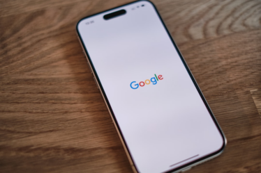 A close up of a cell phone on a table — Foto por appshunter.io na Unsplash