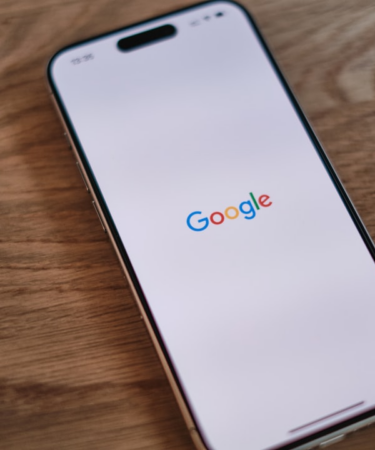 A close up of a cell phone on a table — Foto por appshunter.io na Unsplash