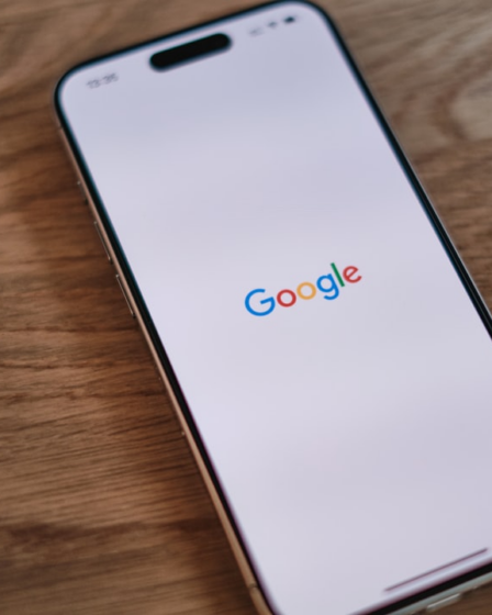 A close up of a cell phone on a table — Foto por appshunter.io na Unsplash