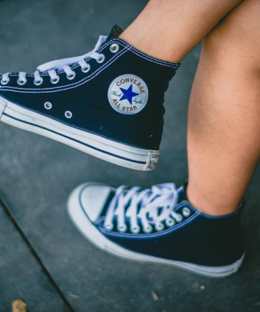 person wearing black Converse All-star sneakers — Foto por Jaizer Capangpangan na Unsplash