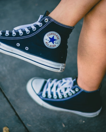 person wearing black Converse All-star sneakers — Foto por Jaizer Capangpangan na Unsplash