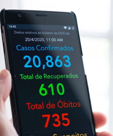 black samsung android smartphone displaying 10 00 — Foto por KOBU Agency na Unsplash