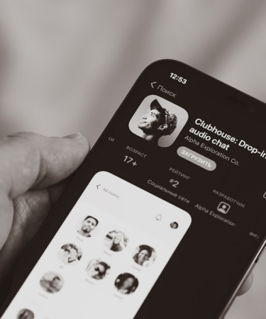 person holding black iphone 4 — Foto por Dmitry Mashkin na Unsplash