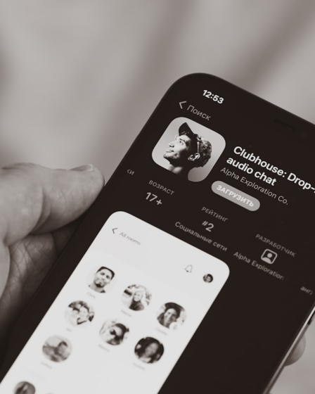 person holding black iphone 4 — Foto por Dmitry Mashkin na Unsplash