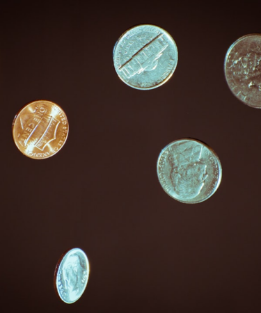 silver round coins on white surface — Foto por Chris Briggs na Unsplash