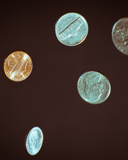 silver round coins on white surface — Foto por Chris Briggs na Unsplash