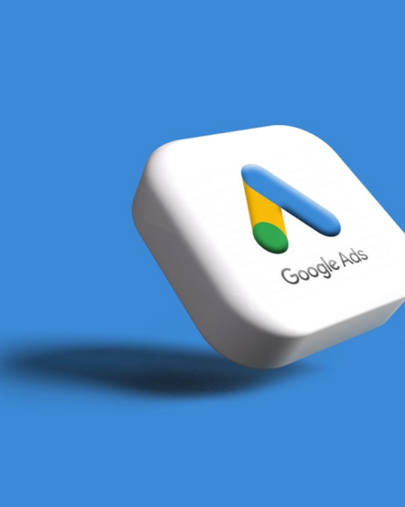 a white google logo on a blue background — Foto por Rubaitul Azad na Unsplash