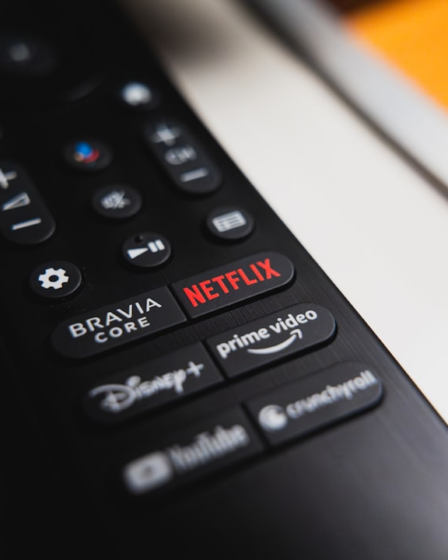 Black remote control showing netflix, prime video, and disney+ buttons. — Foto por Anthony Gomez na Unsplash