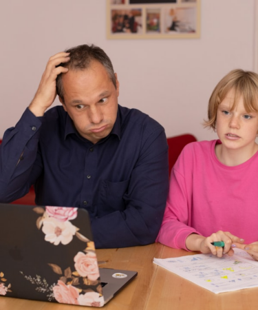 man in blue dress shirt sitting beside girl in pink long sleeve shirt — Foto por sofatutor na Unsplash