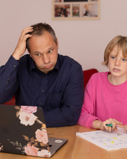 man in blue dress shirt sitting beside girl in pink long sleeve shirt — Foto por sofatutor na Unsplash
