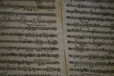 Old sheet music with intricate notes and markings. — Foto por Paul na Unsplash