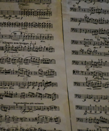 Old sheet music with intricate notes and markings. — Foto por Paul na Unsplash