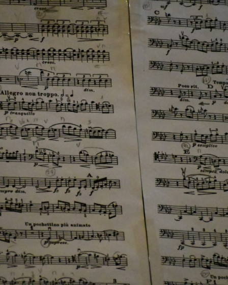 Old sheet music with intricate notes and markings. — Foto por Paul na Unsplash