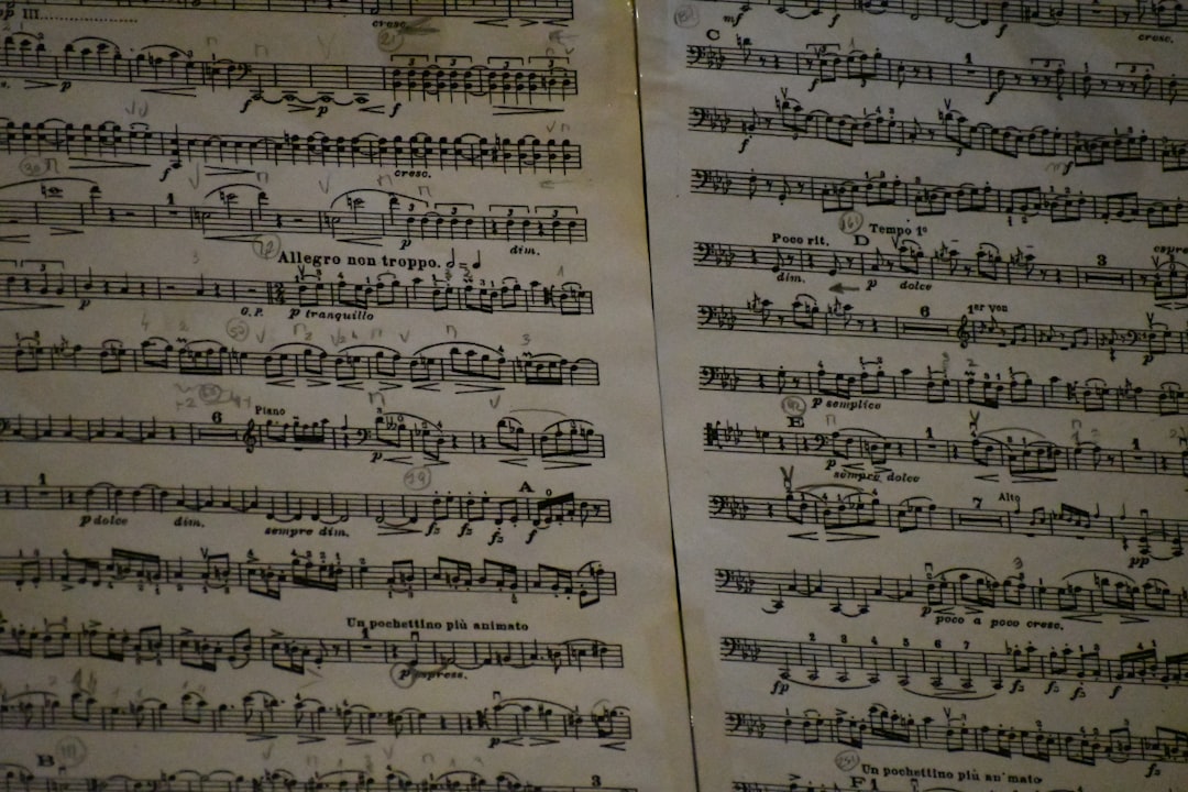 Old sheet music with intricate notes and markings. — Foto por Paul na Unsplash