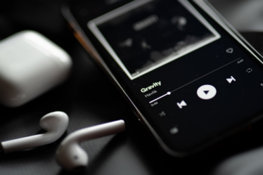 black and white candybar phone — Foto por Filip na Unsplash